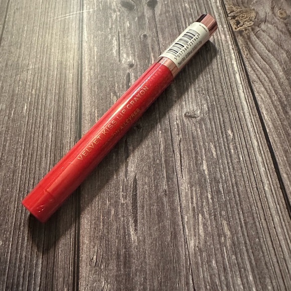 Revolution velvet kiss lip‎ crayon - decadence - Picture 5 of 5